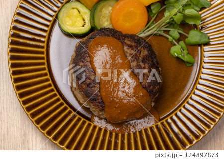 手作りハンバーグと彩り野菜のワンプレートの俯瞰 手作りハンバーグと彩り野菜のワンプレートの俯瞰 124897873