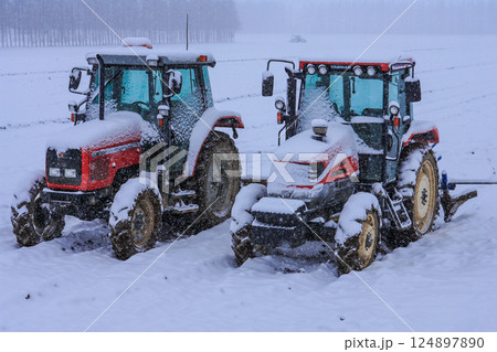 畑に置いたトタクターが雪化粧 畑に置いたトタクターが雪化粧 124897890