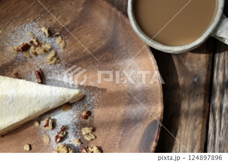 グラノーラを添えたレアチーズケーキとカフェオレ 124897896