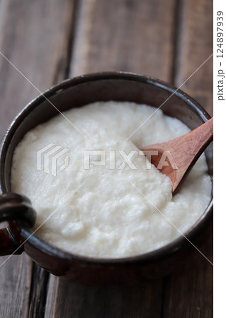 すりおろした山芋　和食器に入れたとろろ 124897939