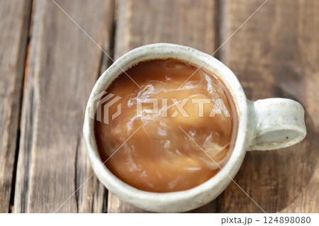 ミルクを入れたばかりの混ざり切っていないカフェオレ ミルクを入れたばかりの混ざり切っていないカフェオレ 124898080