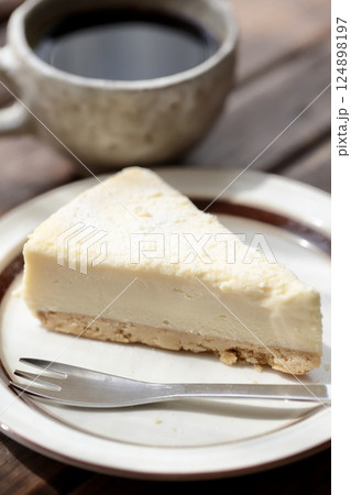 クッキーボトムのレアチーズケーキとブラックコーヒー 124898197