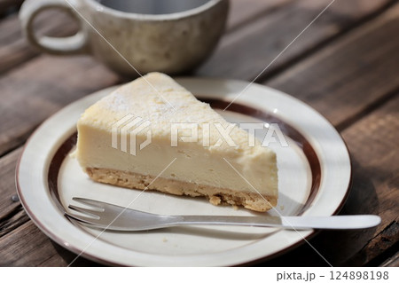 クッキーボトムのレアチーズケーキとブラックコーヒー 124898198