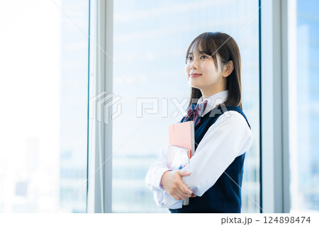 笑顔の女子高校生 124898474