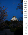 ライトアップされた桜と天守閣と月 124898562