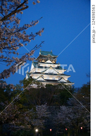 ライトアップされた天守閣 ライトアップされた天守閣 124898563