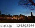 夕暮れどきの桜越しのオフィス街 124898566