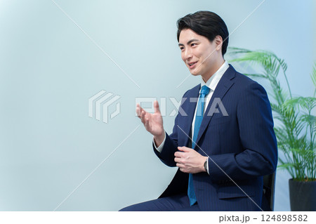面接を受けるビジネスパーソン 124898582