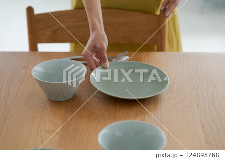 食器を片付ける女性 124898768