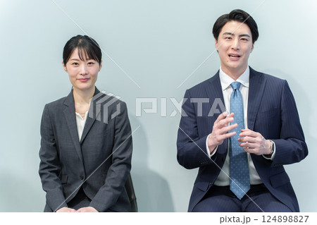 面接を受けるビジネスパーソン 124898827