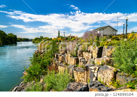 Greenbelt Trail River Walk at the Snake River in Idaho Falls - Idaho, United States 124899104