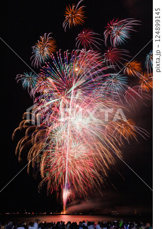 夜空に広がる色とりどりの花火 124899145