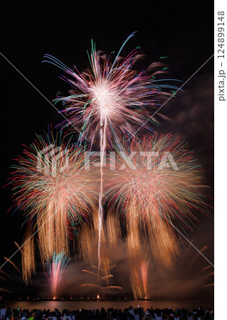 夜空に打ちあがる花火 夜空に打ちあがる花火 124899148