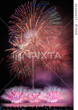 夜空に広がる大輪と色とりどりの光の花火 夜空に広がる大輪と色とりどりの光の花火 124899150
