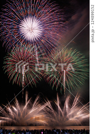 夜空を染めるの大輪と光の矢の花火 124899152