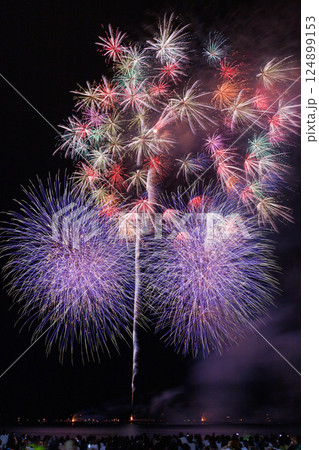 宝石箱をひっくり返したような色とりどりの花火 124899153