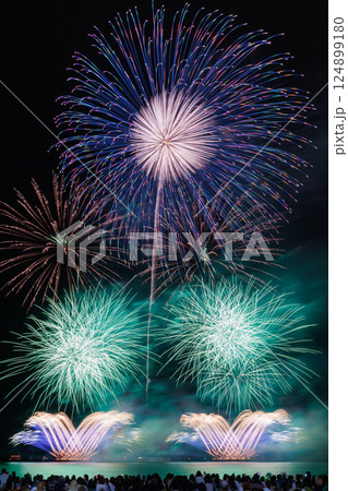 夜空に打ちあがる大輪の花火 124899180