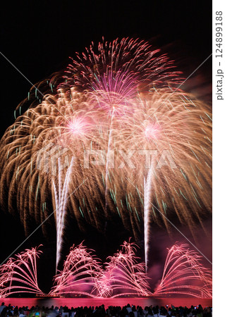 夜空に打ちあがる大輪と光の矢の花火 124899188