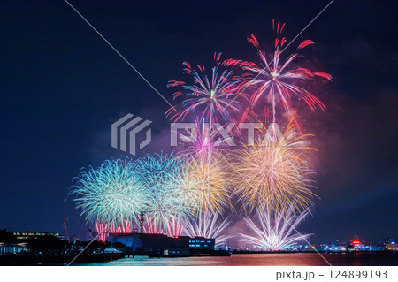 夏の夜空を彩るスターマイン 124899193