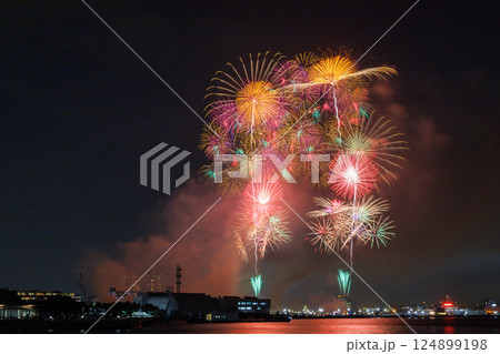 カラフルな打ち上げ花火 124899198