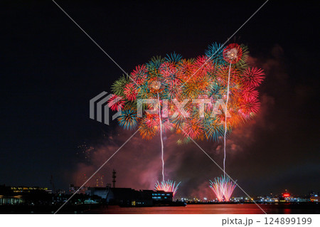 夜空に打ちあがる色とりどりの花火 124899199