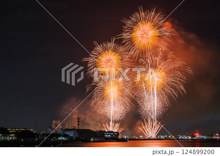夏の夜空を彩るオレンジ色の花火 124899200