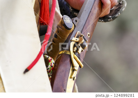 火縄銃を構える男性 124899281