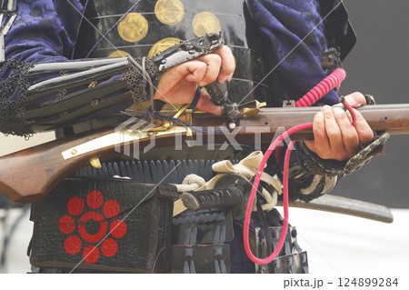 火縄銃を構える男性 124899284