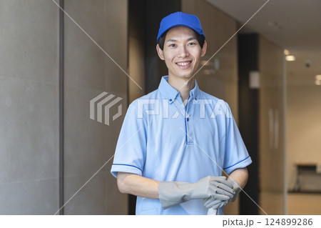 カメラ目線で笑顔の若い男性クリーニングスタッフ カメラ目線で笑顔の若い男性クリーニングスタッフ 124899286