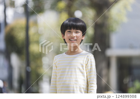 カメラ目線で笑顔の9歳の男の子 124899308