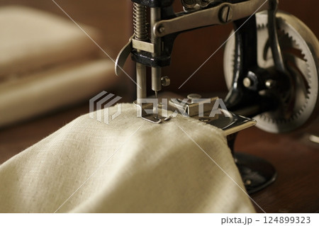 アンティークの手回しミシン 124899323