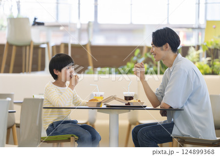 フードコードで食事をする親子　9歳の男の子と30代の父親 124899368
