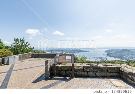 長崎県佐世保市　弓張岳展望台から望む佐世保の街並み 124899619