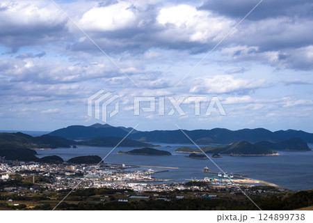 ＜五島の風景＞五島市の街並みと五島灘 124899738