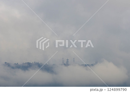 六甲山系の上空、雲のかかった稜線 六甲山系の上空、雲のかかった稜線 124899790