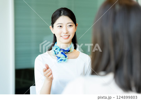 受付の若い女性 124899803