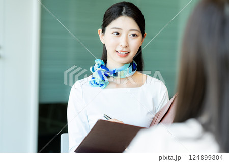 受付の若い女性 受付の若い女性 124899804