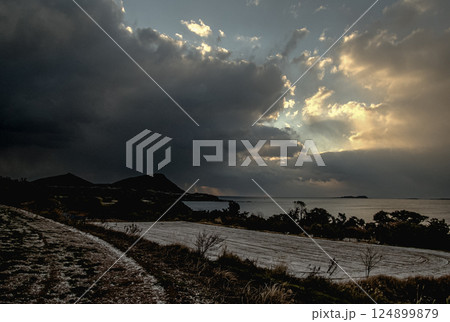 ＜五島風景>鐙瀬溶岩海岸付近の夜明け 124899879