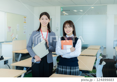 教室に立つ先生と生徒 教室に立つ先生と生徒 124899883