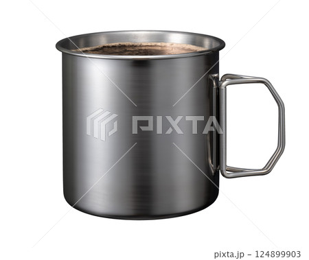 コーヒーが注がれた、アウトドア用の金属製のマグカップ 124899903