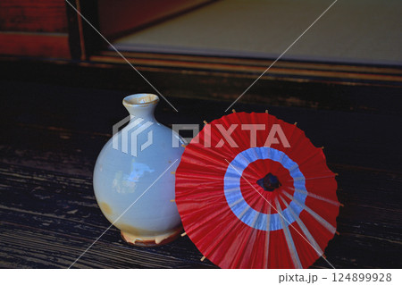 古民家の廊下にて 古民家の廊下にて 124899928