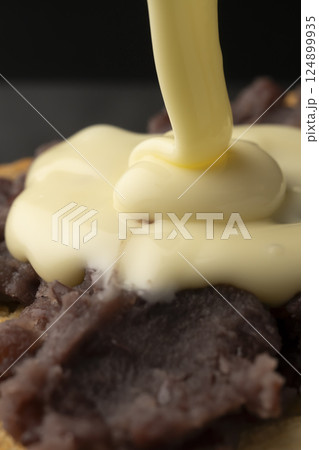 あんバターメルトを作る工程　小倉トーストにトロトロチーズをかける 124899935