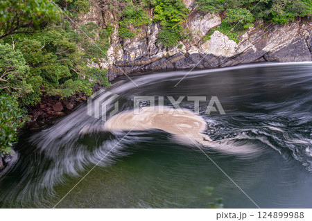 海の滝壺　トローキの滝　洋上アルプス屋久島(夏 124899988