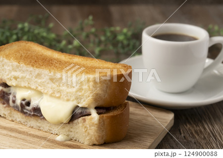 あんバターメルト　トロトロチーズが溢れ出す断面とコーヒー 124900088