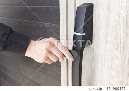 玄関ドアをタッチキーで開錠するイメージ 124900171