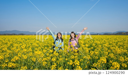 菜の花畑で微笑む人達 菜の花畑で微笑む人達 124900290