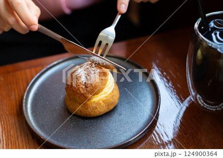 シュークリームを食べる手元 124900364