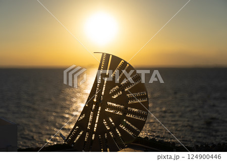 海ほたるから観た東京湾の向こうに沈んで行く夕陽 124900446