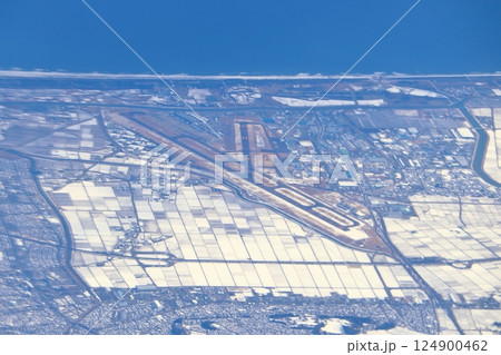 雪化粧をまとった冬の仙台空港上空 124900462