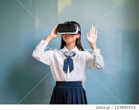 笑顔でヘッドマウントディスプレイをつけている女子高校生 124900554